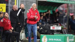 SVS-Trainer Jens Keller beim DFB-Pokalspiel gegen Leverkusen.