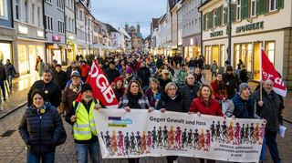 Mehr als 250 Speyerer marschieren gegen Gewalt und Hass, gegen das Vergessen der Nazi-Gräueltaten und gegen Antisemitismus in der Stadt.