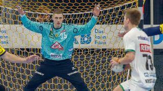Der Sieggarant: Löwen-Torhüter Joel Birlehm hatte auf viele Leipziger Würde die passende Antwort parat. Hier versucht Viggo Kristjansson sein Glück.