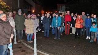 Viele Menschen haben am Donnerstagabend in Schwetzingen an der Gedenkfeier anlässlich 85 Jahre Reichspogromnacht teilgenommen – hier an den Mahnmalen in der Zeyherstraße.