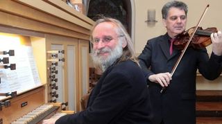 Organist Konrad Kata und Bratschist Semjon Kalinowski spielen in der evangelischen Stadtkirche.