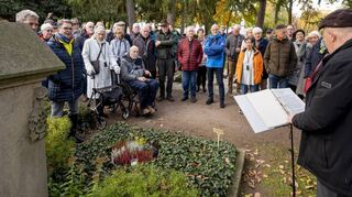 Am Grab der Oberstudiendirektorin Elisabeth Schleicher-Landgraf und ihrer Familie erzählt Werner Schineller von der ersten Speyerer Abiturientin.