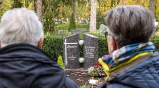 Auch an die bekannte Speyerer Fotografin Bettina Deuter und ihren Mann Jimmy, die 50 Jahre lang Speyerer Leben im Bild festhielten, erinnerte Schineller beim Rundgang.