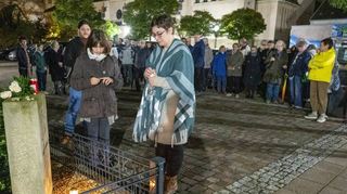 Bewegend: Kerzen und stilles Gedenken am Gedenkstein an die Pogromnacht und die Deportationen nach Gurs.