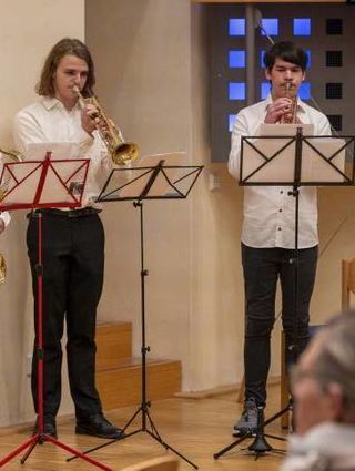 Das Bläserensemble mit Sarah Scholz, Elias Dorn und Tim Schaufler musiziert.