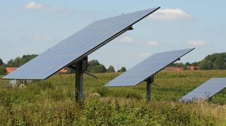 Eine Solaranlage auf dem Acker, wie auf dem Bild bei Ilshofen, ist derzeit für den Rat kein Thema. Vorab müssten Alternativen geprüft, das Thema Versorgungssicherheit umfassend und nachhaltig beleuchtet werden.