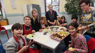 Für das gesunde Frühstück im Hort an der Jahnschule wird gemeinsam von (v. l.) Melih, Ben, Emma, Moritz, Ivonna Szutna, Juli, Tawheed, Ursula Calero Löser und Ameli Obst geschnippelte.
