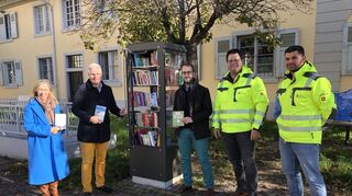 Dr. Barbara Gilsdorf (v. l.), Bürgermeister Matthias Steffan, Dr. Johann-Christoph Woltag, Kai Schemenauer und Luca Di Candia stellen den neuen Bücherschrank im Marstallinnenhof vor.