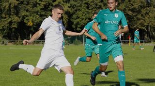 Patrick Rittmaier vom SC Reilingen – hier gegen den Oftersheimer Manuel Scherz – ist nach wie vor ein unverzichtbarer Bestandteil seiner Mannschaft.