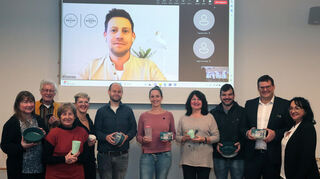Vorstellung des Mehrwegsystems Recup, das die Gemeinde Plankstadt für Verpackungen einführen wird: Klimaschutzmanagerin Ulrike Krause (v. l.) mit Bernd Schmid-Auffarth, Ulrike Auffarth, Kerstin Engelhardt, Felix Felbel, Viviane Reitze, Silke Leisinger, Ingo Stadel, Bürgermeister Nils Drescher und Jutta Schuster.