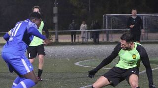 Der Schwetzinger Goalgetter Florian Djahini (blau) ist meist in guten Händen und geht demnach leer aus.