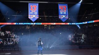 Die größte Ehre für einen Eishockey-Spieler: Die Trikots von Marcus Kink (17) und Christoph Ullmann hängen unter dem Dach der SAP Arena.