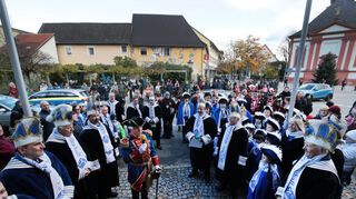 Da ist was los! So viele Menschen waren lange nicht beim Rathaussturm in Schwetzingen. Zeremonienmeister Peter Much (am Mikro) leitet in das Geschehen ein.