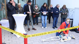 Vor dem Rathaus wurde zum Start in die fünften Jahreszeit ein Skelett gefunden. Alle Wiederbelebungsversuche kommen zu spät.