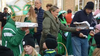 Vor dem Rathaus werden die Mitglieder des Carneval Clubs ebenso mit süßer Wegzehrung versorgt wie die Zuschauer, die der nicht ganz freiwilligen Schlüsselübergabe beiwohnen.