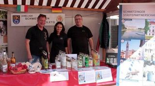 Jochen Wiegand (v. l.), Gaia Romana Contardi und Hermann Wörn am Schwetzinger Stand.
