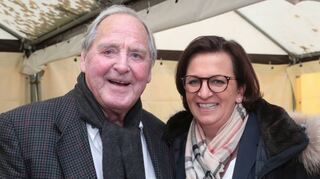Ehrenbürger Gerd Stauffer gratuliert der Vereinsvorsitzenden Eva Wilhelmi-Staufer zum Jubiläum.