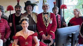 „Enderle-Wangler“ (hinten M., mit stolzer Haarpracht) muss trotz seiner hochgerüsteten Mitarbeiter-Leibgarde seinen Platz am Bürgermeisterschreibtisch der charmanten Prinzessin Nathalie II. und ihrem Narrengefolge überlassen.