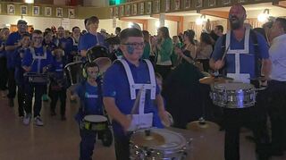 Wenn Einmarsch, dann laut: Mit Trommelklängen wird die überall bunt beleuchtete Rheinhalle zu Beginn ordentlich angeheizt.