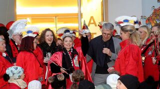 Bürgermeister Uwe Grempels hatte die Wahl – Schlüssel oder Haare färben. Den Umhang hat ihm Luxina Sabrina II. schon umgelegt. Doch Grempels ergibt sich, möchte seine Haarfarbe behalten.