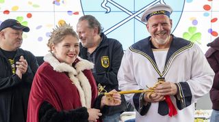 Die Schlüsselübergabe von Bürgermeister Marcus Zeitler an die Narren – angeführt von Prinzessin Larissa I. der Rennstadt Hocken-heim aus dem Hause Ruß und Glück – erfolgte kampflos und harmonisch. Im Hintergrund die Leibgarde von Zeitler.