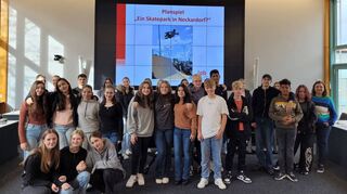Die 8b der Theodor-Heuss-Realschule war für ein Planspiel im Rathaus zu Gast. Dabei wurde der Bürgersaal von den Schülern ge-nutzt, die um die Ansiedlung eines Skateparks debattierten.