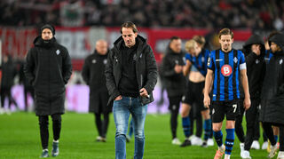 SVW-Trainer Rüdiger Rehm und Baxter Bahn gehen in Essen enttäuscht in Richtung der eigenen Fans.