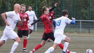 Rohrhofs Michael Bandrowski (2. v. r.) versucht, hier seinen Gegenspieler Leon Priemer abzuschütteln. Am Ende landet seine Mannschaft einen 2:0-Sieg.