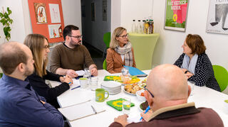 Im Gespräch mit Kultusministerin Theresa Schopper (r.): Felix Felbel (v. l.), Patrick Alberti, Max Himberger und Elke Dörflinger. Bild: Jessen Oestergaard