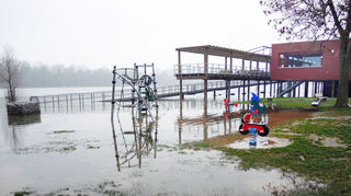 Auch im Jahr 2021 hatte Mannheim mit Hochwasser zu kämpfen: Im Februar stand der Spielplatz am Strandbad unter Wasser.