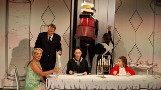 Im Hause Pogge wird gespeist: Mutter (Susan Horn) und Vater (Michael Hecht) Pogge mit dem Kindermädchen (Yaroslava Gorobey) und Pünktchen (Emma Mohr). In der Tür steht der Bote (William Corbett), der von der Köchin (Irina Maier) empfangen wird.