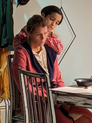 Anton (Wassim Saadi) sorgt sich um seine kranke Mutter (Julia Rivas Zöller).