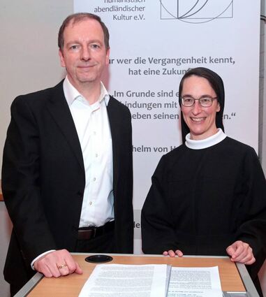 Werner H. Heussinger, Bestsellerautor und Vorstand der Heidelberger Gespräche-Gesellschaft, und Dr. Maura Zátonyi, Benediktinerin der Abtei St. Hildegard in Eibingen und Vorsitzende der St.-Hildegard-Akademie.