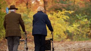 Mit einem Rollator kann man noch bis in das hohe Alter mobil bleiben.