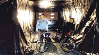 Die Schüler schauen durch die kleinen Fenster am Ende des Tunnels und sehen nur die hell bekleidete Person. Denkwürdig, denn direkt neben ihr sitzt eine weitere Person auf einem Fahrrad.