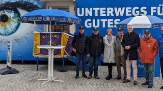 Das „Apollo Mobil“ steht zum Weltdiabetestag auf dem Schlossplatz in Schwetzingen. Vor Ort zeigen von den Lions (v.l.) Wolfgang Veit, IP-Präsident Wolfgang Klein, Präsident Walter Büttner und Professor Dr. Hans-Peter Hammes Präsenz. Außerdem sind „Apollo Mobil“-Chef Frank Olbrich (r.), Bürgermeister Matthias Steffan (3. v.r.) und Andrea Baisch, die Pressesprecherin der Stadt Schwetzingen (3.v.l.), zur Unterstützung vor Ort.