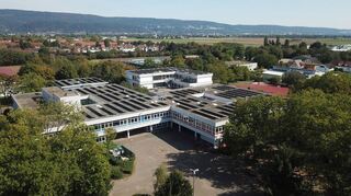 Die Humboldt-Realschule – hier eine Luftaufnahme aus dem Jahr 2020 – ist mit ihrem Antrag bei der Stadtverwaltung gescheitert. Wie so oft liegt das in den Kosten begründet.