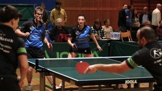 In der Tischtennis-Verbandsliga der Männer trennen sich die TSG Eintracht Plankstadt und der TTC Ketsch mit 9:0. Sarah Veith und Alexander Wittmann von der TSG Eintracht (Mitte) fokussieren hier den Schlag des Ketschers Lucas Wehland.