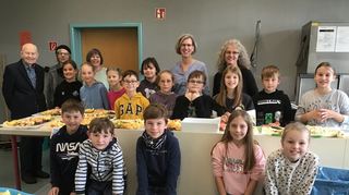 Rolf Heidemann (v. l.), Uschi Weber (Zweite Vorsitzende der Awo Neulußheim), Dagmar Engelhardt, die Lehrerinnen Annette Schrepp und Tanja Löschmann mit den Schülerinnen und Schülern sowie den Obsttellern.