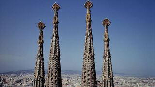 Die Sagrada Familia umfasst nach den Plänen Gaudís 18 Türme – insgesamt acht sind bis heute auf West- und Ostseite (hier) fertiggestellt.