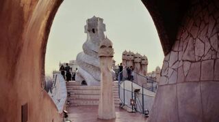 Mit der Casa Mila leistete Gaudí Pionierarbeit (natürliche Belüftung). Das Gebäude wurde 1984 als erstes Gebäude des 20. Jahrhunderts zum Weltkulturerbe erklärt.