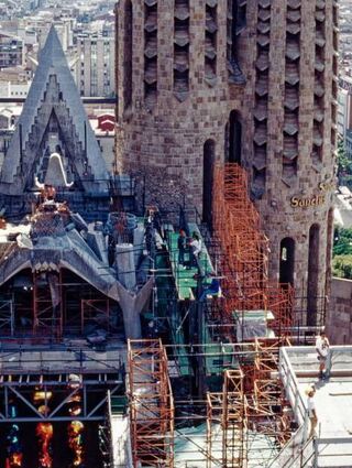 Die Baustelle La Sagrada Familia wird auch bis 2026 nicht fertig sein.