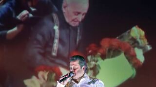 Mit modernster Technik erweckt Stephan Hippe in seiner Schau „Charles und wie er die Welt sah - 100 Jahre Charles Aznavour“ den Künstler und seine Zeit zum Leben.