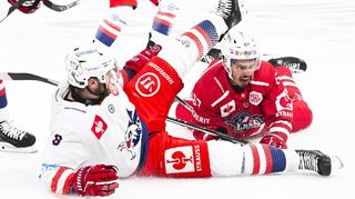 Kampf um jeden Zentimeter: Jordan Murray (l.) von Mannheim und Nathan Vouardoux von Rapperswil-Jona.