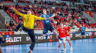 Jon Lindenchrone Andersen von den Rhein-Neckar Löwen wirft beim Spiel in der EHF European League gegen Lissabon