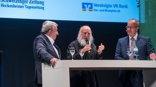 SZ-Chefredakteur Jürgen Gruler (v. l.) , Pater Anselm Grün und Till Meßmer Vorstandssprecher der VR Bank Kur- und Rheinpfalz im Abschlussgespräch auf der Bühne.
