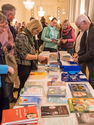 der Buchverkauf im Foyer läuft klasse