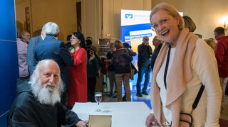 Gabriele Peschke aus Schwetzingen lässt sich ein Buch vom Pater signieren.