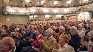 Das Publikum im Rokokotheater erlebt einen beeindruckenden und inspirierenden Abend.