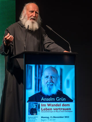 Pater Anselm Grün ist emotional im Vortrag.